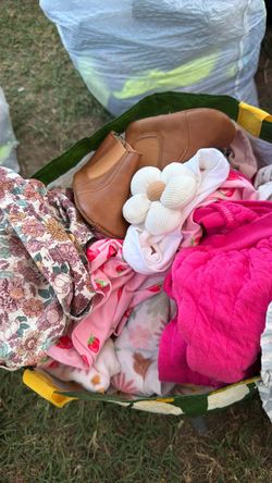 2 bolsas de ropa de niña bebé 3/6 9/12 meses más de 100 piezas $10 toda