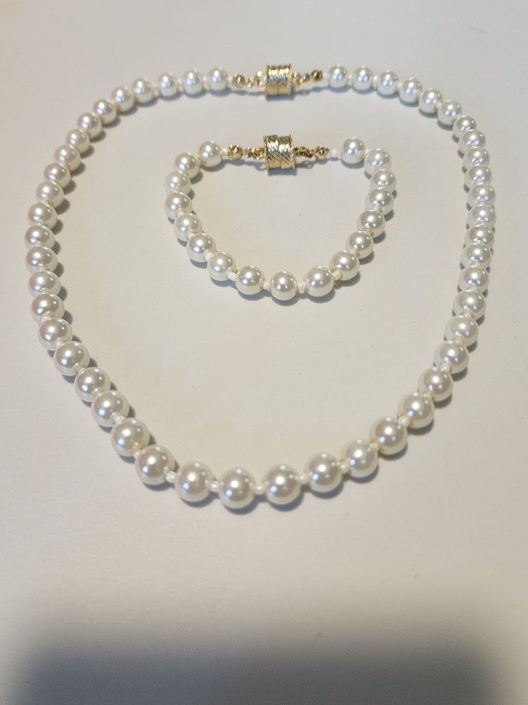 BEAUTIFUL PEARL NECKLACE WITH MATCHING BRACELET 