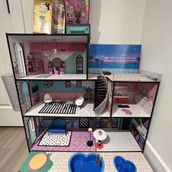 Lol dollhouse With Some Accessories LOL Item Looks Amazing. Well Taken Care Of. Only One Owner