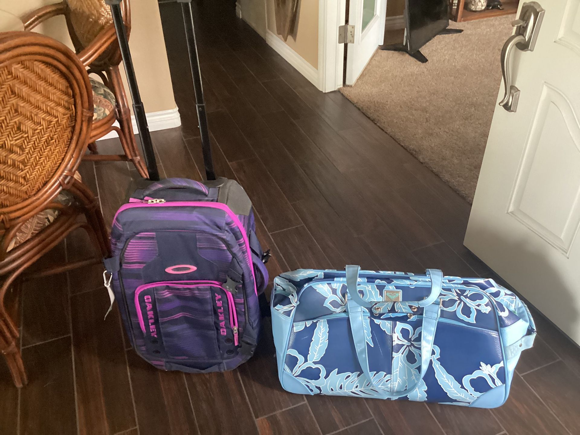 2 Travel Bags Roxy And And Oakley In Very Nice Condition