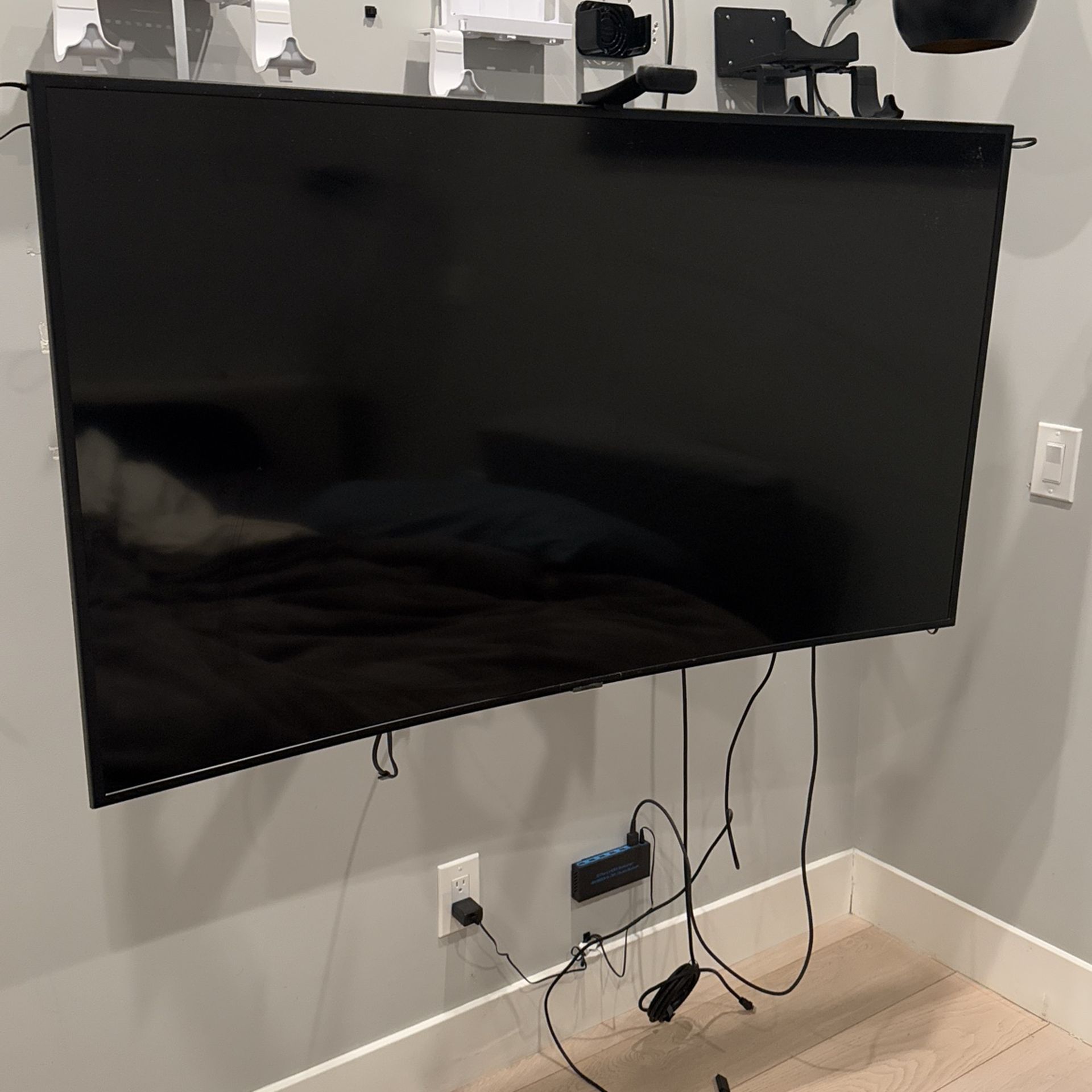 55 Inch Wall Mount Samsung TV - Great Conditions