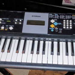 Yamaha Keyboard & Stand PSR E223