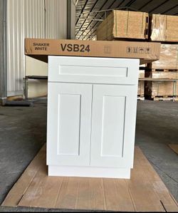 New white shaker 24 inch vanity and top