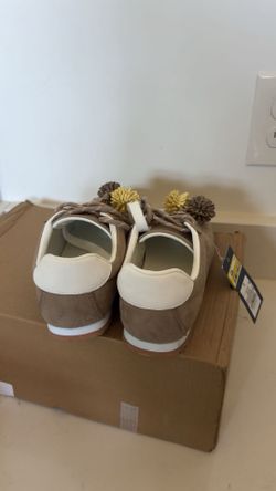 Universal sneakers
