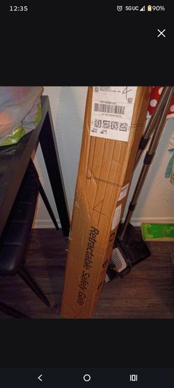 Retractable baby gate