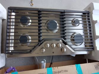 GE Profile gas cooktop with 5 burners. Works great