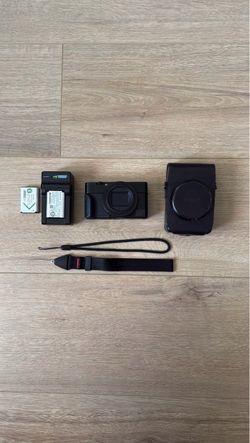 Sony RX100 Vi Premium Compact Camera, 24-200mm ZEISS Lens + Accessories
