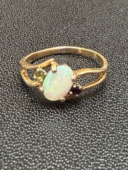 Vintage solid 14k gold opal ring