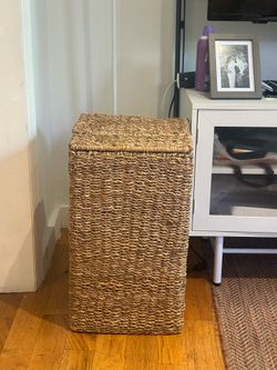 Laundry basket with lid