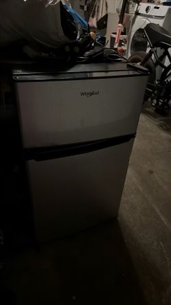 Mini Fridge with freezer (perfect for dorm room)