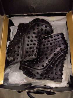 Posh Blk studded wedge