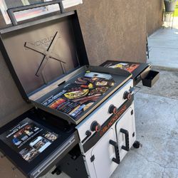 Blackstone Bronco Plancha Omnívora de 3 Quemadores 28" XL con Estantes Laterales Dobles y Gabinete