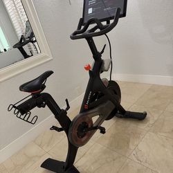 Peloton Bike with HD Screen Excellent Condition