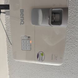 🎥 BenQ W1070 1080P 3D Home Theater Projector – Great Condition + Extra Bulb!