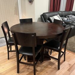Round Dining Table w/ Chairs