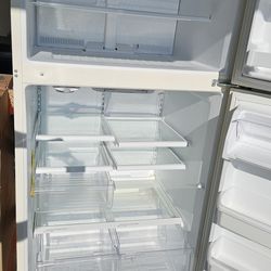 Refrigerator with Ice Maker