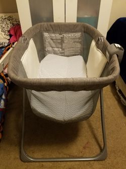 Bassinet, Loft Portable bassinet gray, Evenflo for Sale in Los