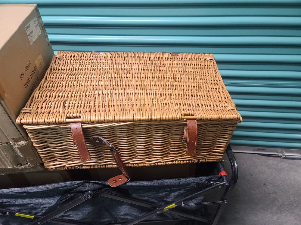 Waterproof Wicker Picnic Basket for 4 Persons w/Blanket, Wine Glasses and Insulated Cooler
