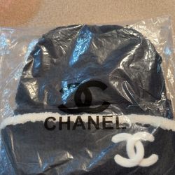 Black beanie with white fur