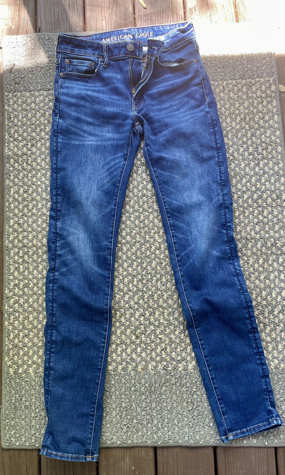 American Eagle men’s slim. Inseam is 33 not 36. Waste 30 inches.
