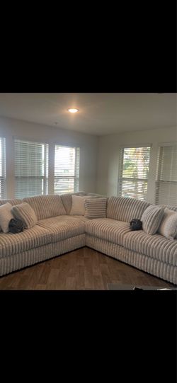 Silver/Grey Sectional w/Ottoman