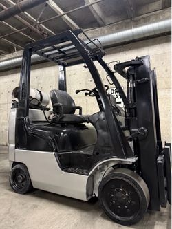 NISSAN/Unicarrier  forklift for sale 5500 lb Goes up to 80 in High