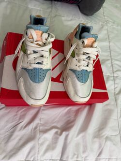 Women’s Nike Air Huarache SE "Sun Club" Size US 9 *Box At End*
