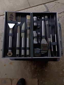 Mr Bar-B-Q silver prestige, 21 piece set with aluminum case.