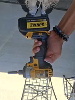 DEWALT 20V MAX Impact Driver with 4Ah Battery - Works - No Charger
