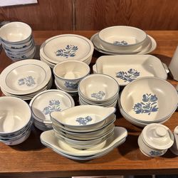 Pfaltzgraff Yorktowne dinnerware collection, USA made