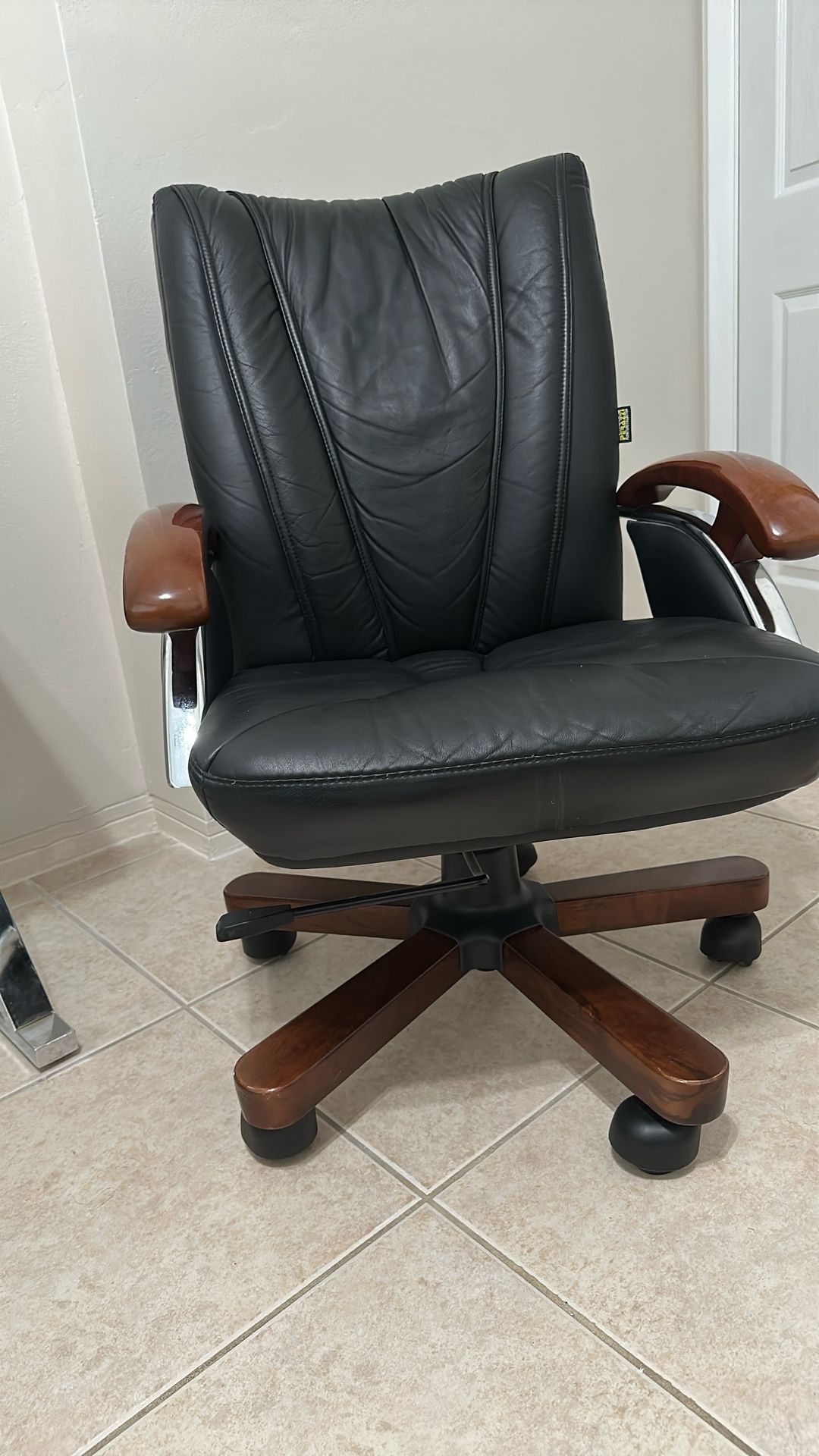 Executive Carlos Perazzi Office Chair