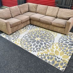 Sectional Couch!! Delivery Available 🚚!! Dimensions: 112” x 89” Length x 32” Height x 36” Depth 