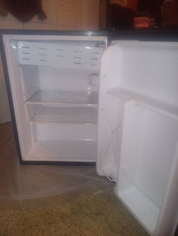 INSIGNIA Refrigerator