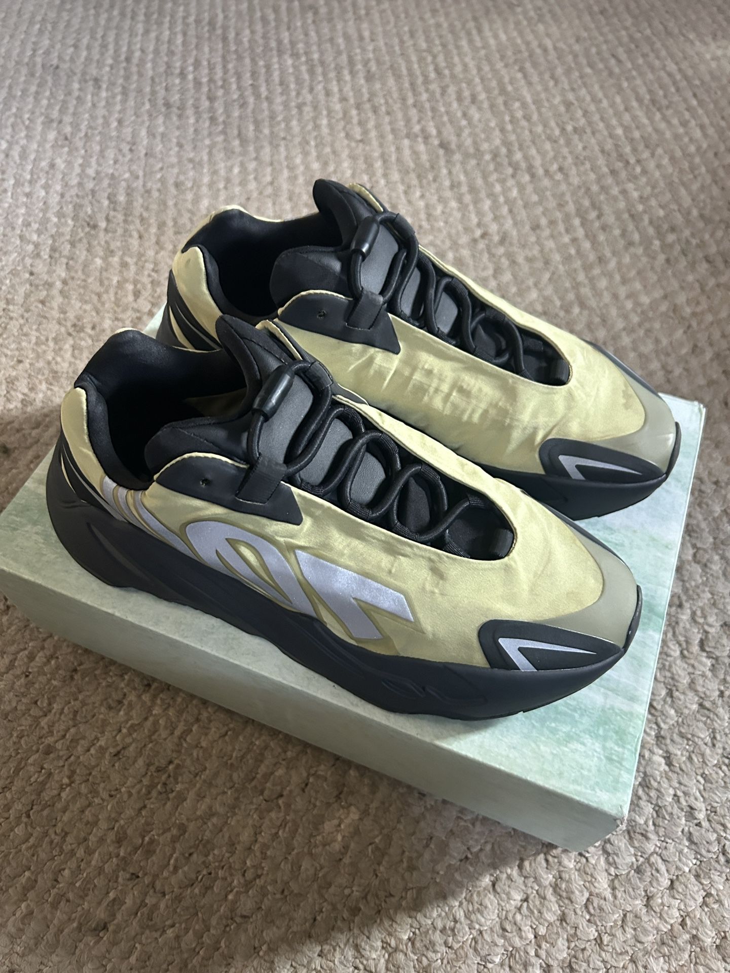 adidas Yeezy Boost 700 MNVN 9.5M