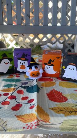 New 21 Halloween little ghosts & box