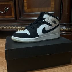 AIR JORDAN 1 MID