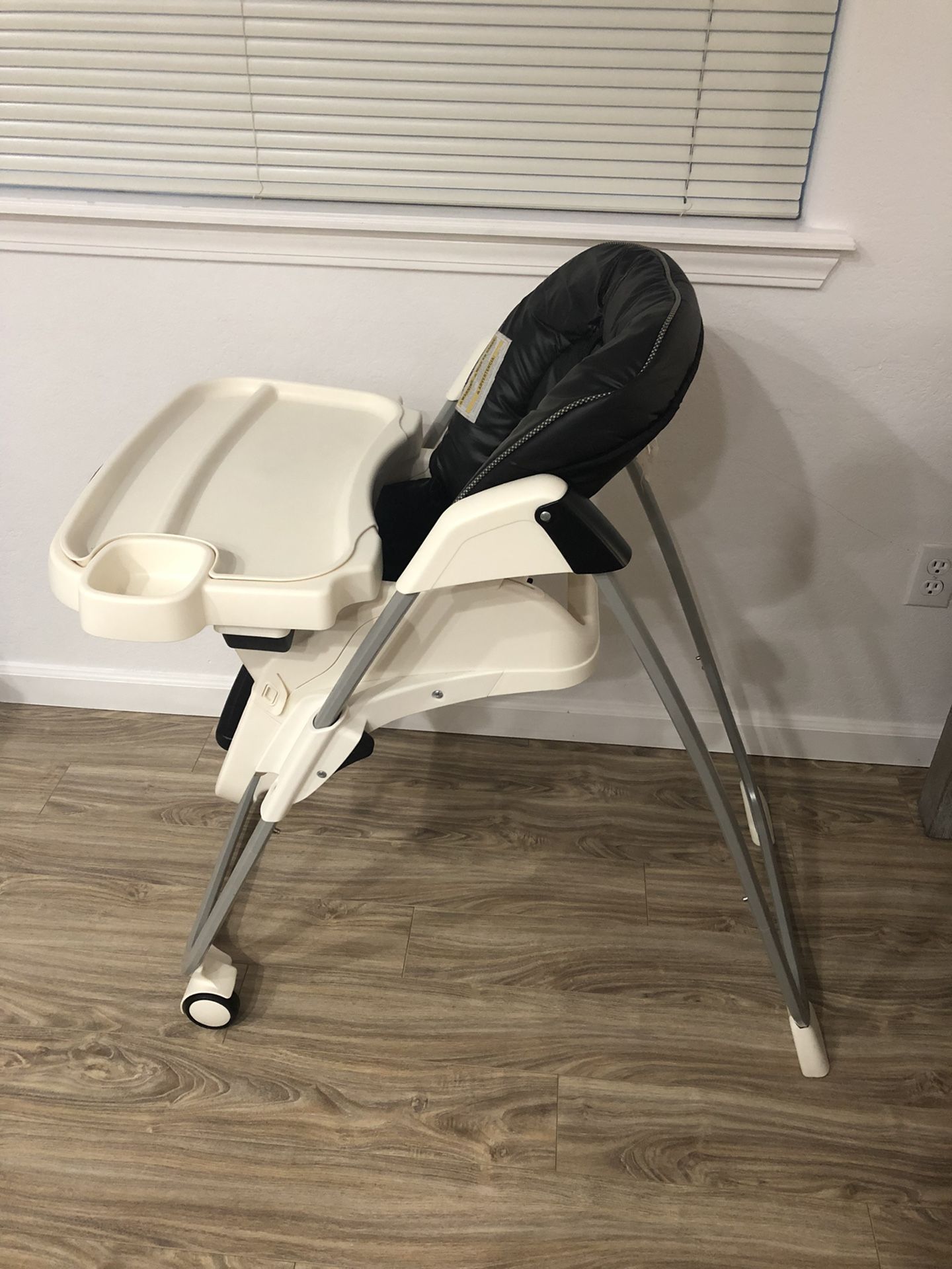 Foldable High chair 8 Height Levels