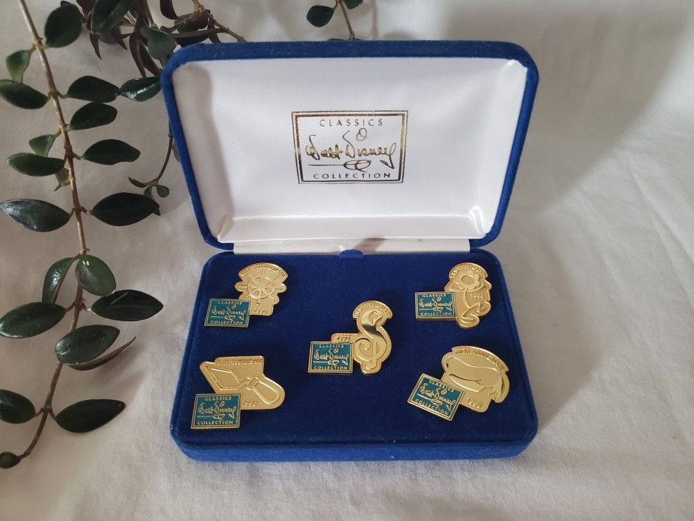 Walt Disney Pin Set