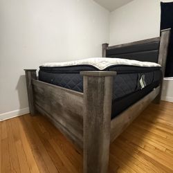 Wynnlow Queen Poster Bed FREEEEEE!!!!!!!!!!!!