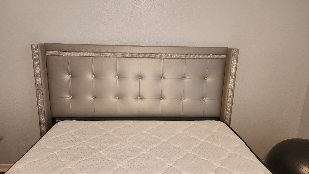 Queen Size Headboard With Bed