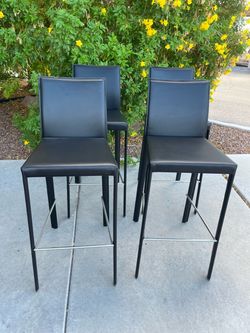 Set of 4 black 30ā bar stools ( can deliver for $10 )