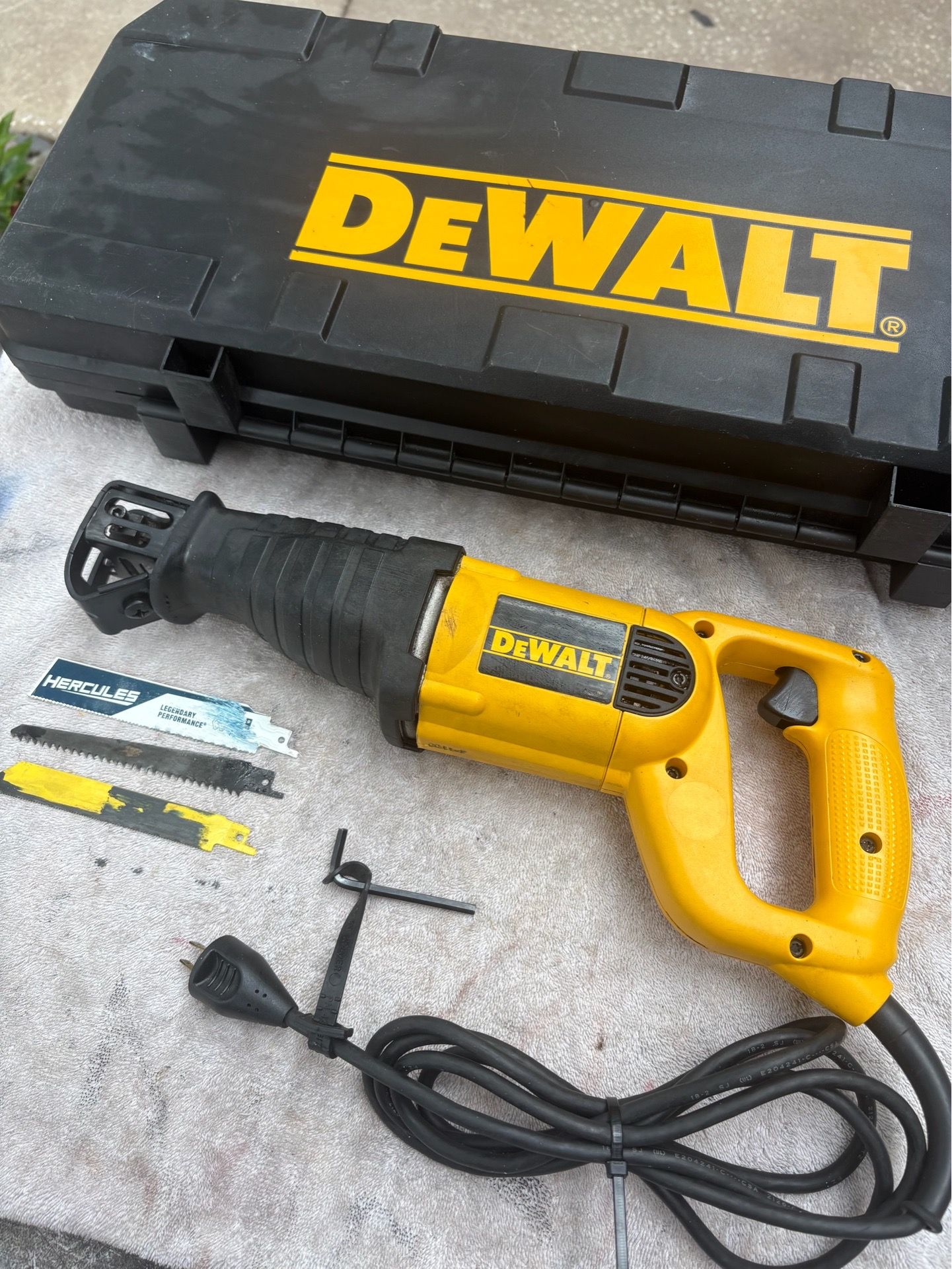 Like New DeWalt Hvy Duty Variable Spd Reciprocating Saw-DW303-Blades, Key, Hard Case