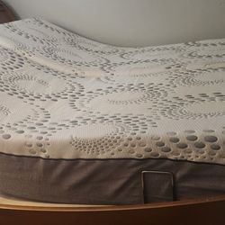 Cama Inclinable Y Para Masajes En Los Dos Lados Juntamente Con Los Muebles