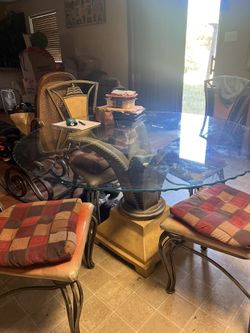 Pineapple Table With Four Chairs 