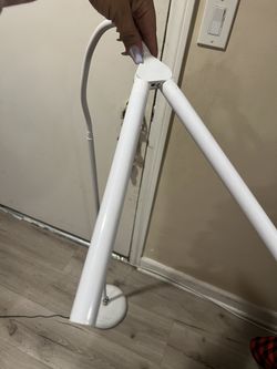 Light To Do Eye Lashes ,nails  Or Eyebrows 