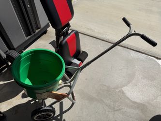 Seed/fertilizer broadcast spreader