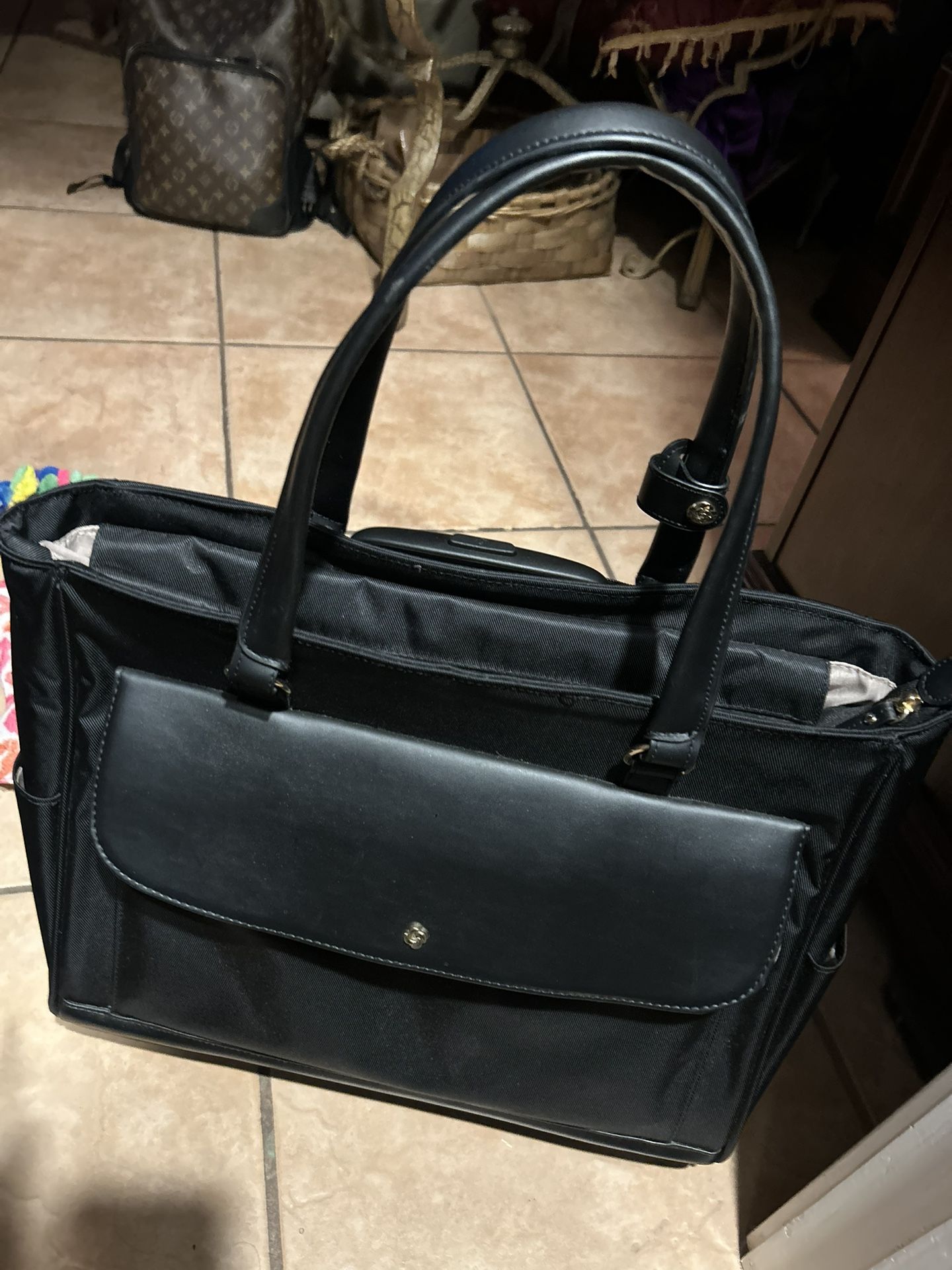 Classy Rolling Samsonite Tote