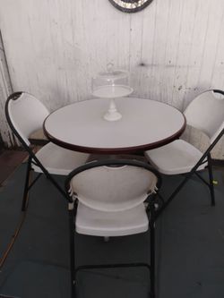 Exelente comedor,3 sillas