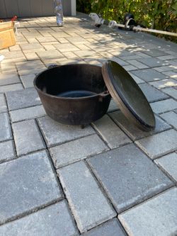 Cast iron pot