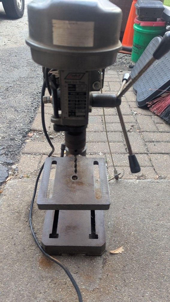 Bench top drill press Ludell DP-3 1/2" chuck works great 3 speeds